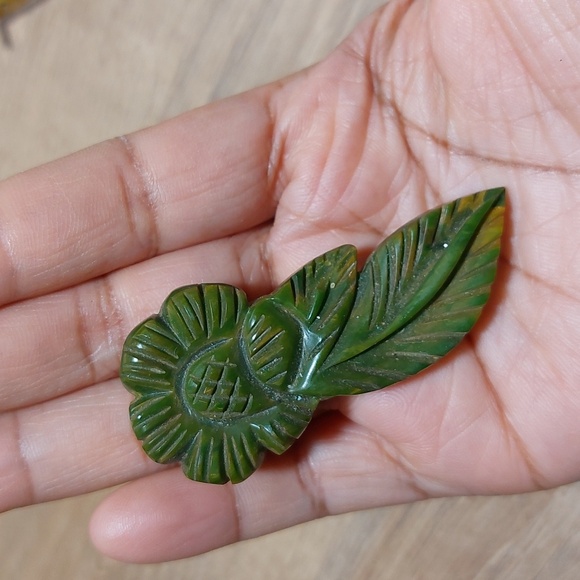 Vintage Bakelite Spinach Green Flower Dress Clip Art Deco Era Collectible - Picture 2 of 9